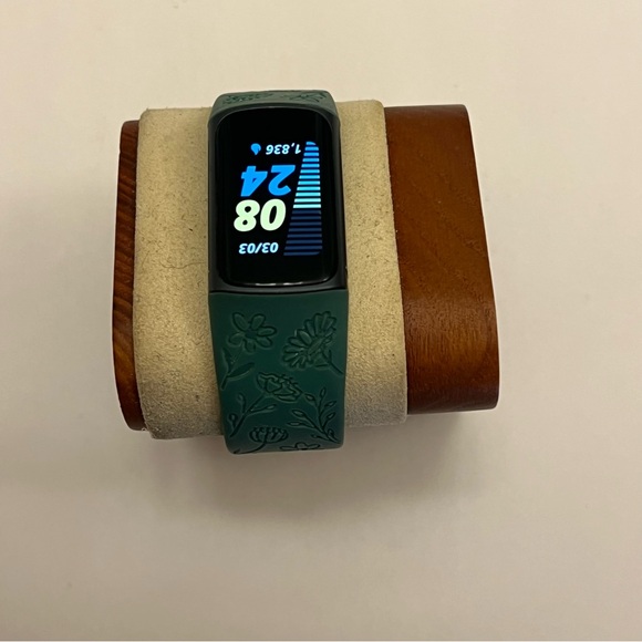 Fitbit Charge 5, Tested, Black/Green, Charger Included,, MSRP 158$
